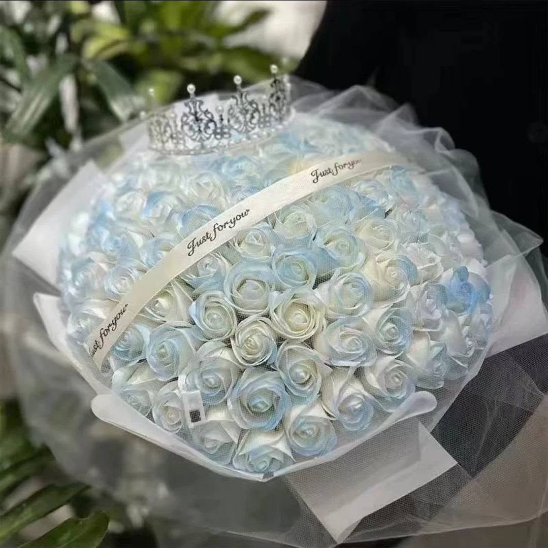 冰藍與白色玫瑰皇冠花束，包著黑白薄紗